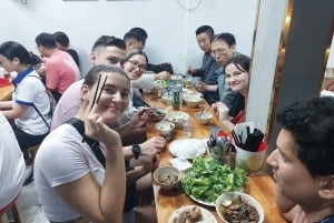 ハノイの屋台の食べ物を地元の人のように味わって、トレインストリートを訪れましょう