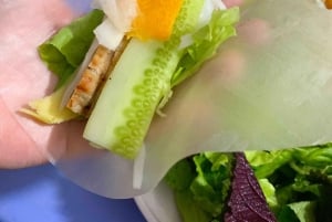 ハノイの屋台の食べ物を地元の人のように味わって、トレインストリートを訪れましょう