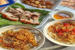 ハノイの屋台の食べ物を地元の人のように味わって、トレインストリートを訪れましょう