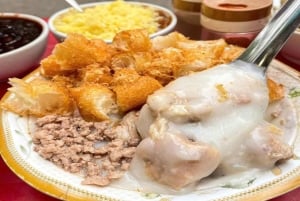 ハノイの屋台の食べ物を地元の人のように味わって、トレインストリートを訪れましょう