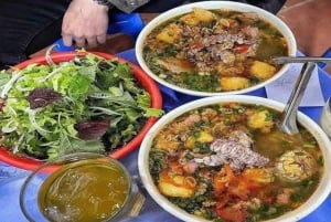 ハノイの屋台の食べ物を地元の人のように味わって、トレインストリートを訪れましょう