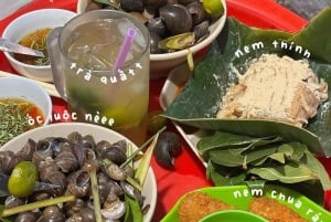 ハノイの屋台の食べ物を地元の人のように味わって、トレインストリートを訪れましょう