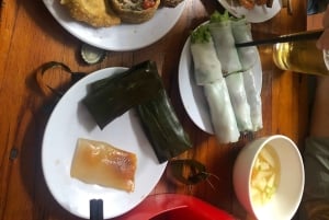 ハノイの屋台の食べ物を地元の人のように味わって、トレインストリートを訪れましょう