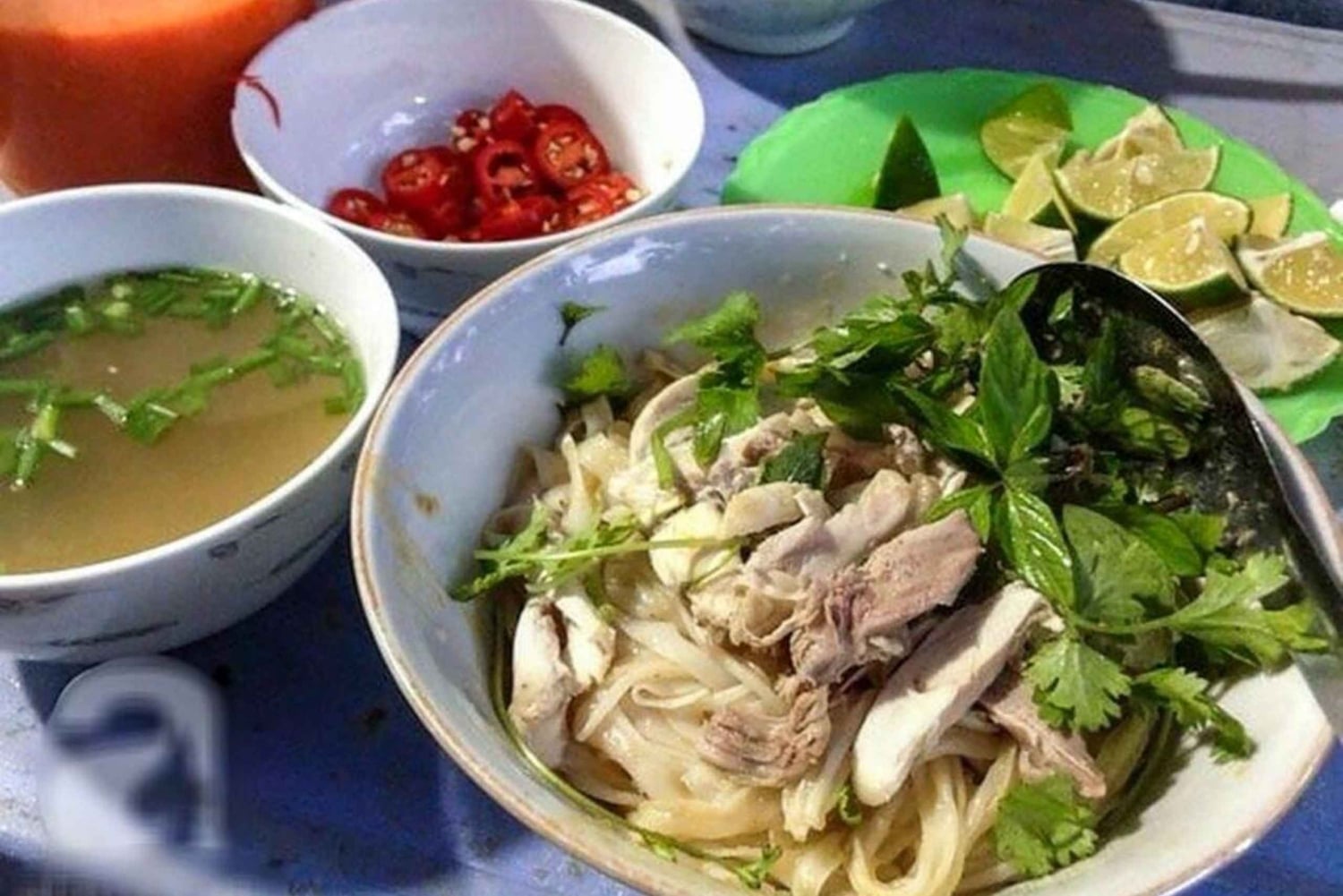 Hanoi Street Food Tour med Train Street – liten grupp