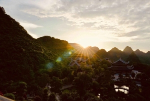 ハノイのタムチュック最大のパゴダまたはディアタンフィライパゴダをご覧ください