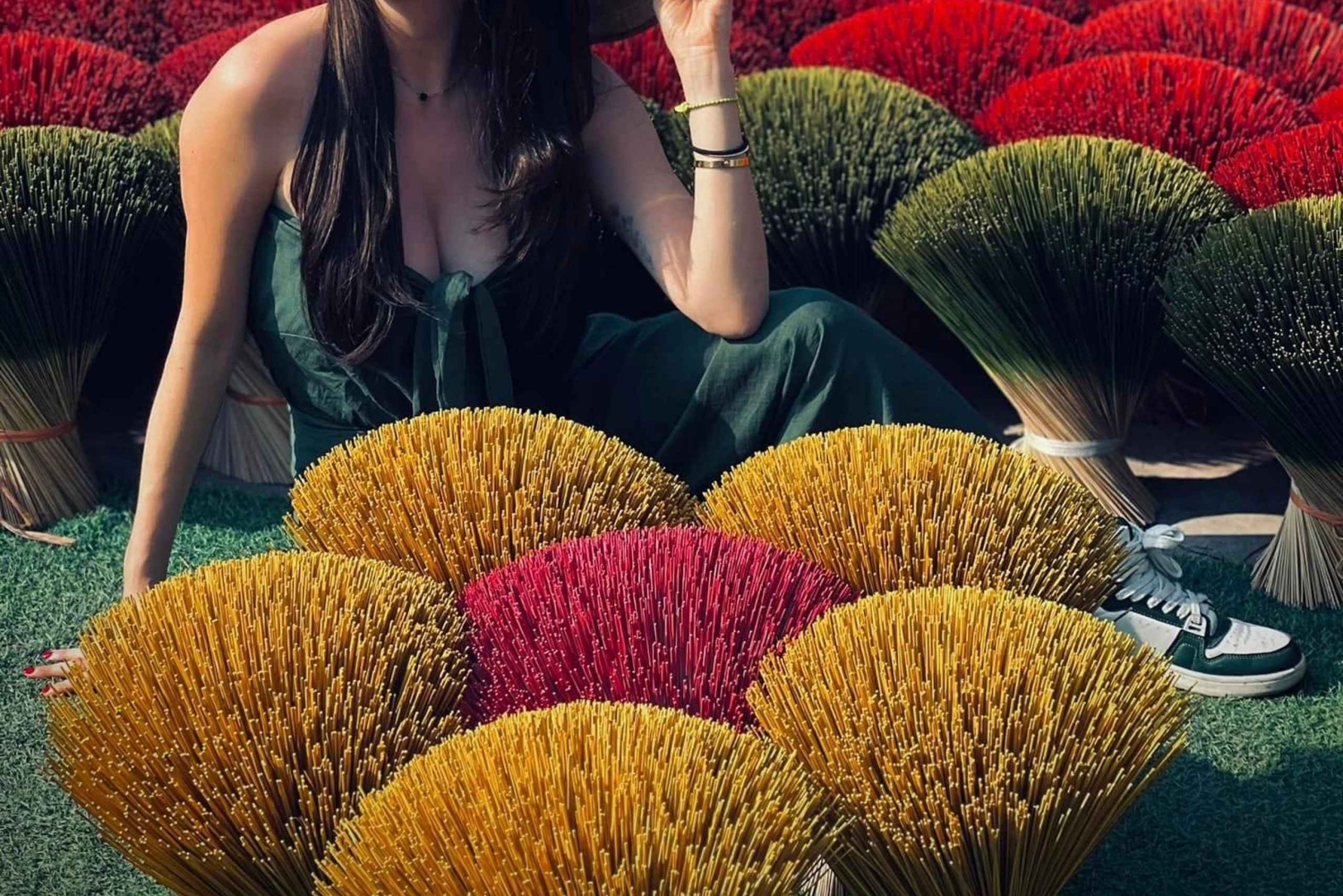 Hanoi: Thuong Mao -puusepänkylä tai hattujen ja suitsukkeiden kylä