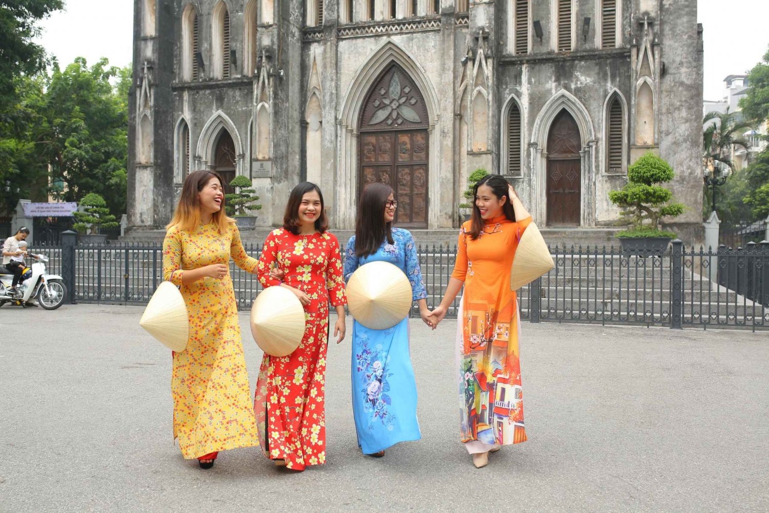 Hanoi: Tradisjonell Ao Dai-kjole og utleie av Non La-hatt