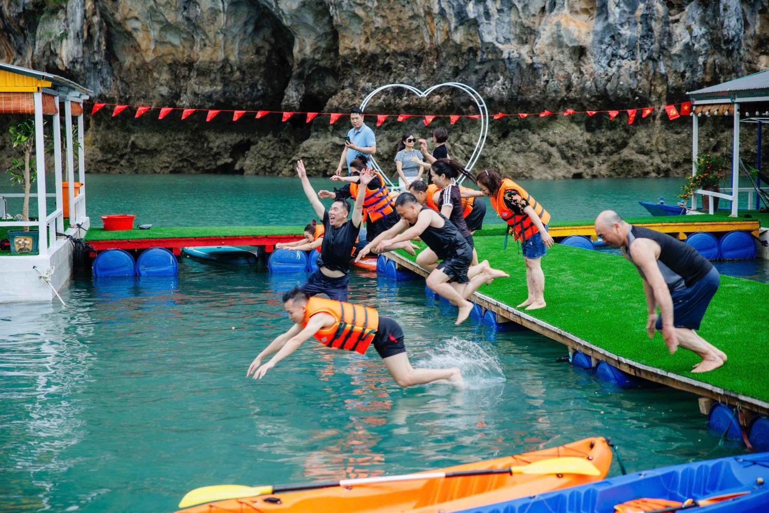 Hanoi: Van Don Overnight Tour with Fishing Village Visit