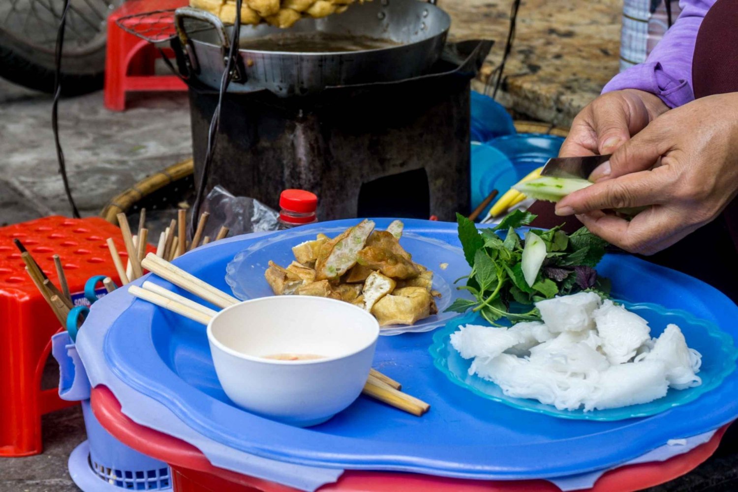 Comida de rua vegana e tour gastronômico de trem em Hanói