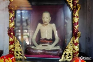 Hanoi: Xuan La Figurine Village and Dau Pagoda Tour & Lunch