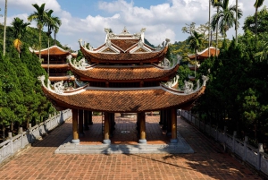 Hanoi: Xuan La Figurine Village and Dau Pagoda Tour & Lunch