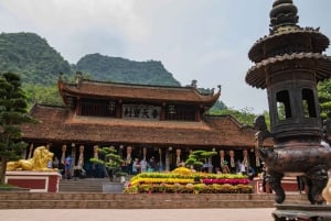 Hanoi: Xuan La Figurine Village and Dau Pagoda Tour & Lunch
