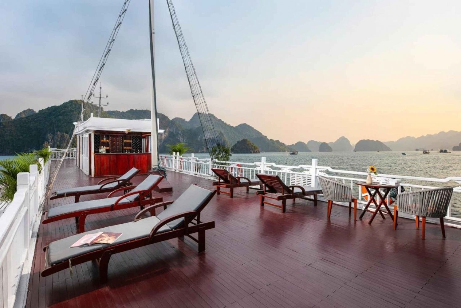 La Regina 4 star cruise - Halong Bay & Bai Tu Long Bay