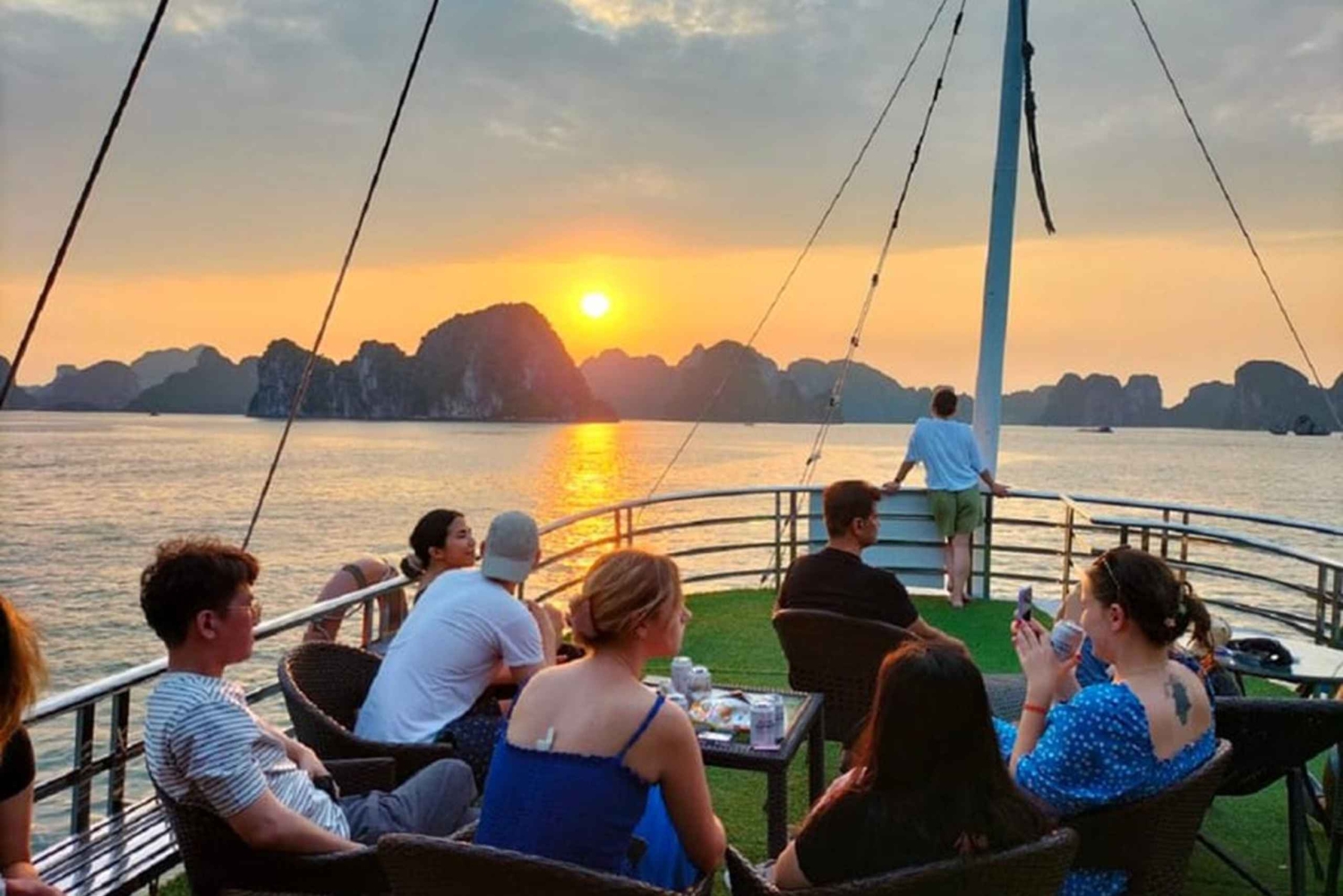 Ninh Binh: Dagstur til Halongbukta med måltid og avlevering i Hanoi