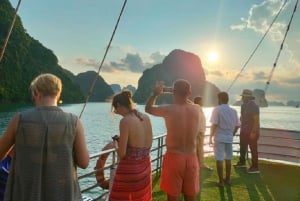 Ninh Binh: Halong Bay dagskryssning med måltid och avlämning i Hanoi