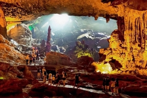 Ninh Binh: Dagstur til Halongbukta med måltid og avlevering i Hanoi