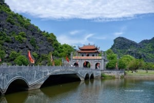 Ninh Binh: Hoa Lu, Mua-luola ja Trang An -kierros ja veneretki.