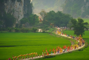 Excursão de luxo em limusina: Hoa Lu, Trang An/Tam Coc e Caverna Mua