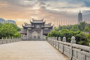 Excursão de luxo em limusina: Hoa Lu, Trang An/Tam Coc e Caverna Mua