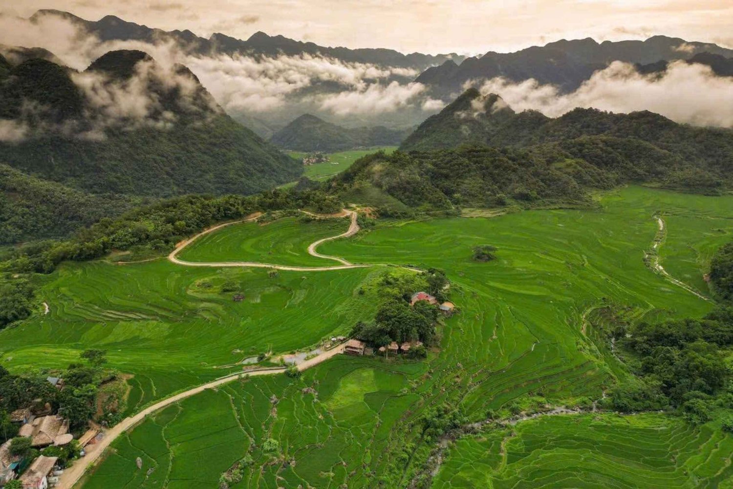 Excursión de 2 días de senderismo y alojamiento en casa particular en Pu Luong desde Ninh Binh