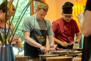 Hanoi: Rose Kitchen madlavning, marked og flagceremoni