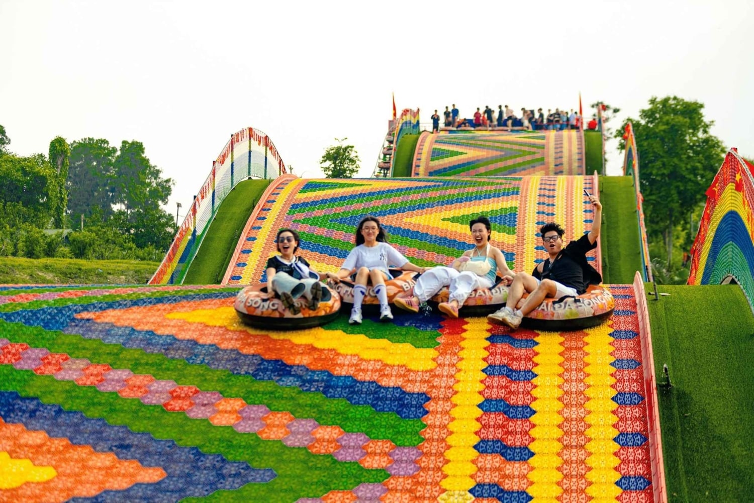 Privates Hanoi: Regenbogenrutsche, Tiere & Zugstraße