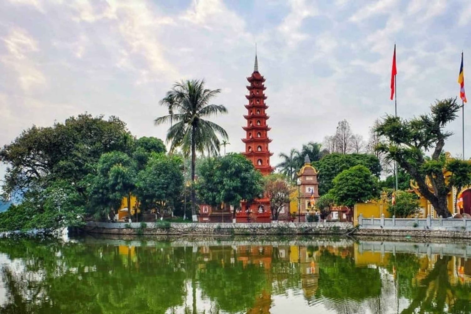 Privates Hanoi: Regenbogenrutsche, Tiere & Zugstraße