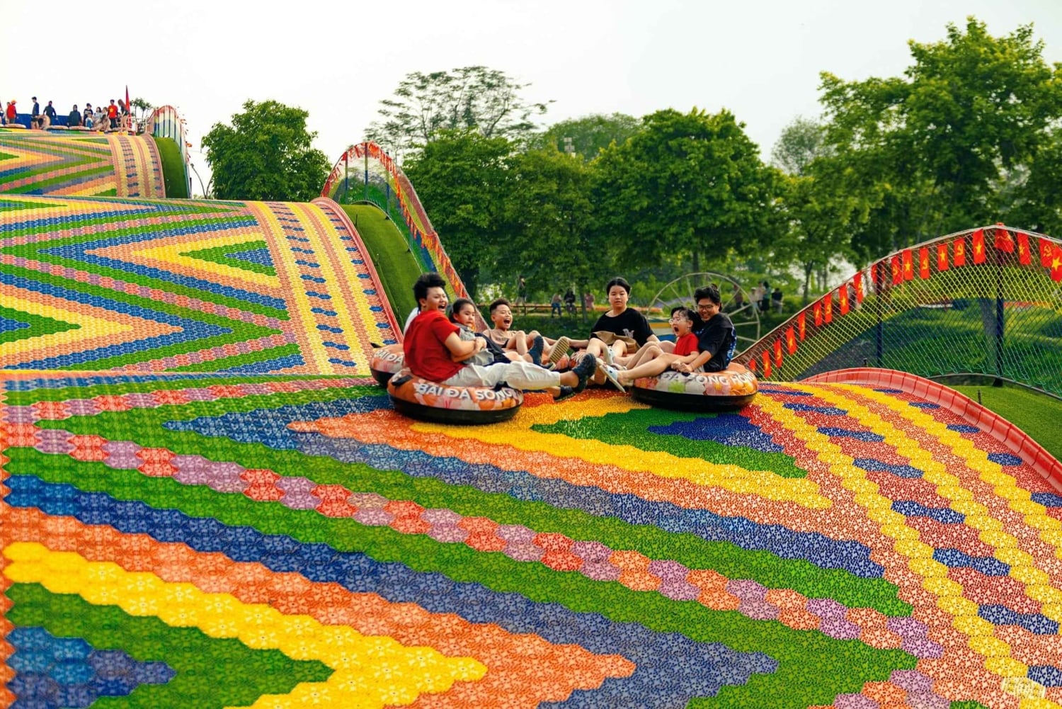 Privates Hanoi: Regenbogenrutsche, Tiere & Zugstraße