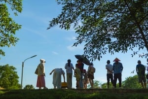 Privates Hanoi: Regenbogenrutsche, Tiere & Zugstraße