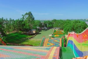 Privates Hanoi: Regenbogenrutsche, Tiere & Zugstraße