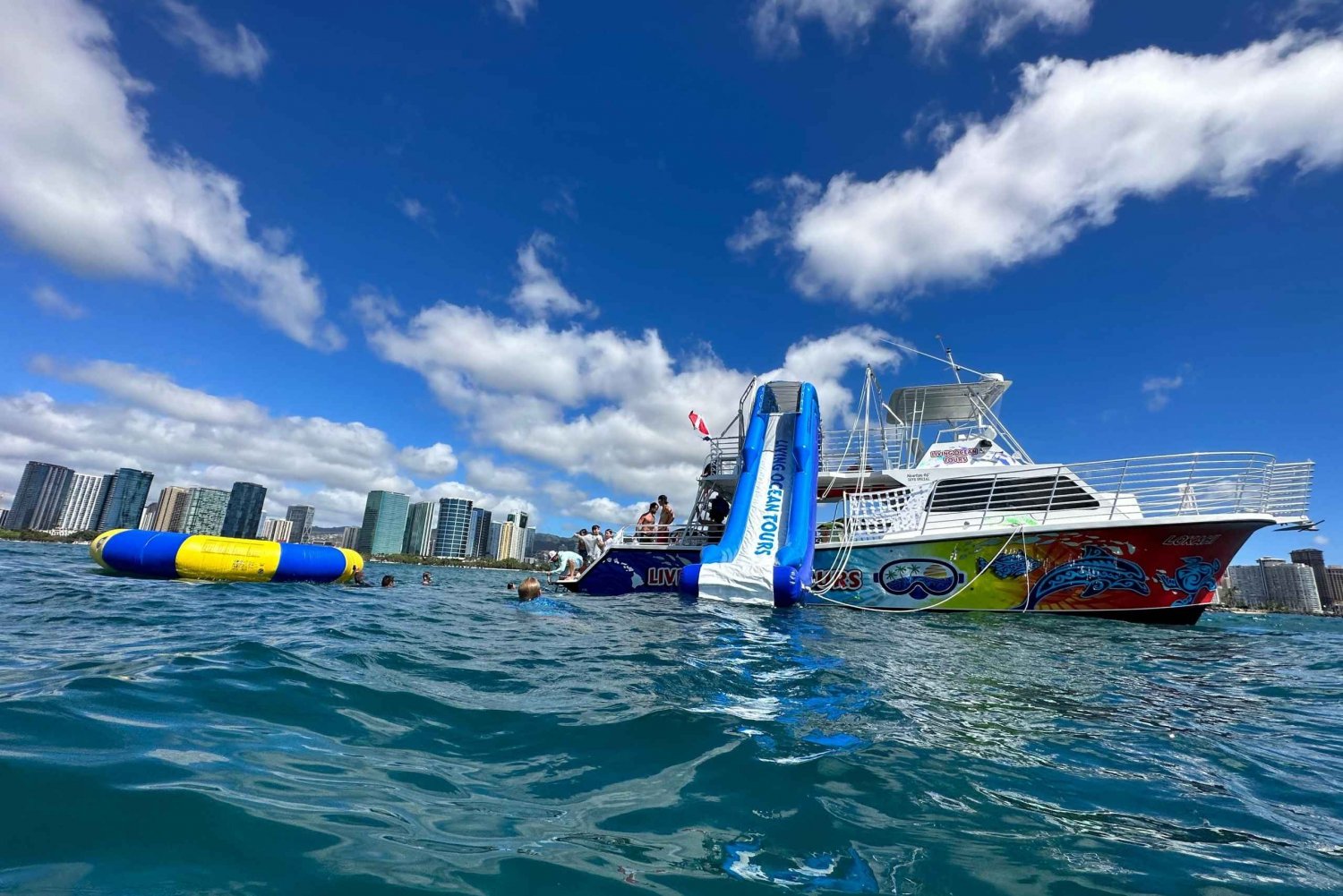 Crociera di 3 ore con acquascivolo e parco giochi sull'oceano a Waikiki