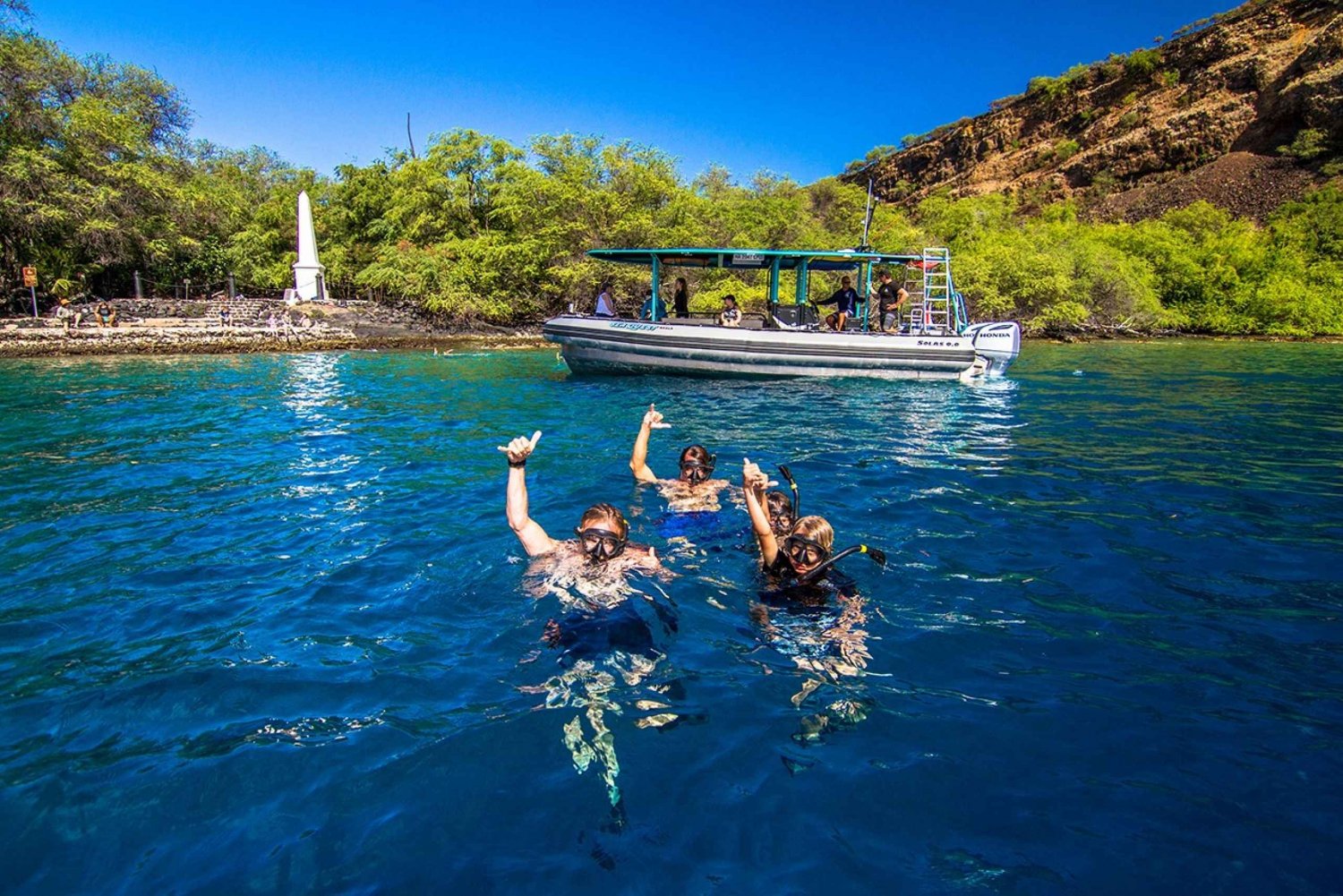 Ilha Grande: Excursão de barco de meio dia em Kona com mergulho com snorkel e almoço