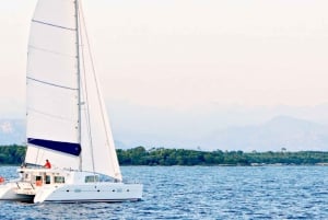 Groot eiland: Luxe catamarantocht langs de kust van Kona