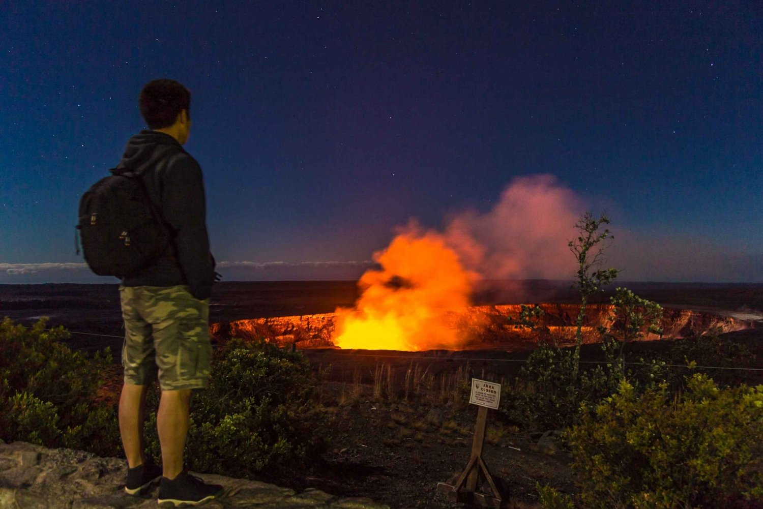 Descubra os vulcões da Ilha Grande ao anoitecer