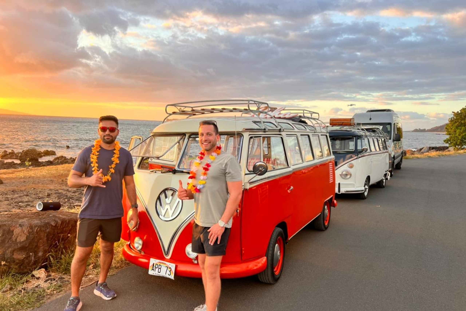 رحلة بحرية في مصنع الجعة والشاطئ في حافلة فولكس فاجن قديمة