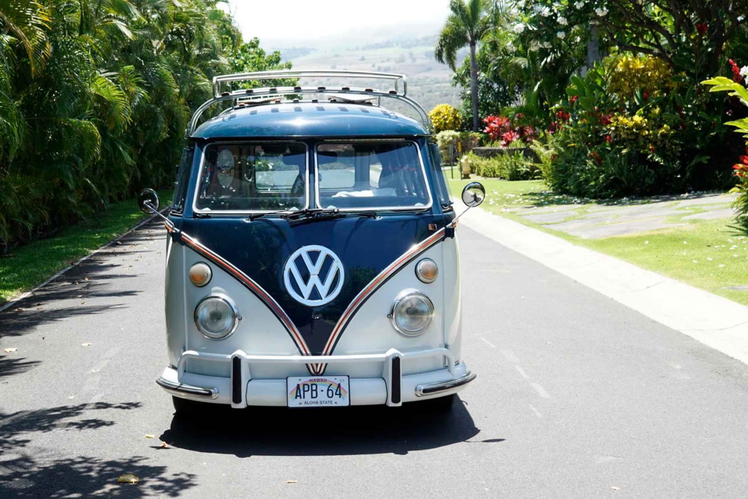 رحلة بحرية في مصنع الجعة والشاطئ في حافلة فولكس فاجن قديمة