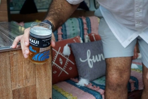 رحلة بحرية في مصنع الجعة والشاطئ في حافلة فولكس فاجن قديمة