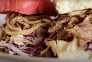 رحلة بحرية في مصنع الجعة والشاطئ في حافلة فولكس فاجن قديمة