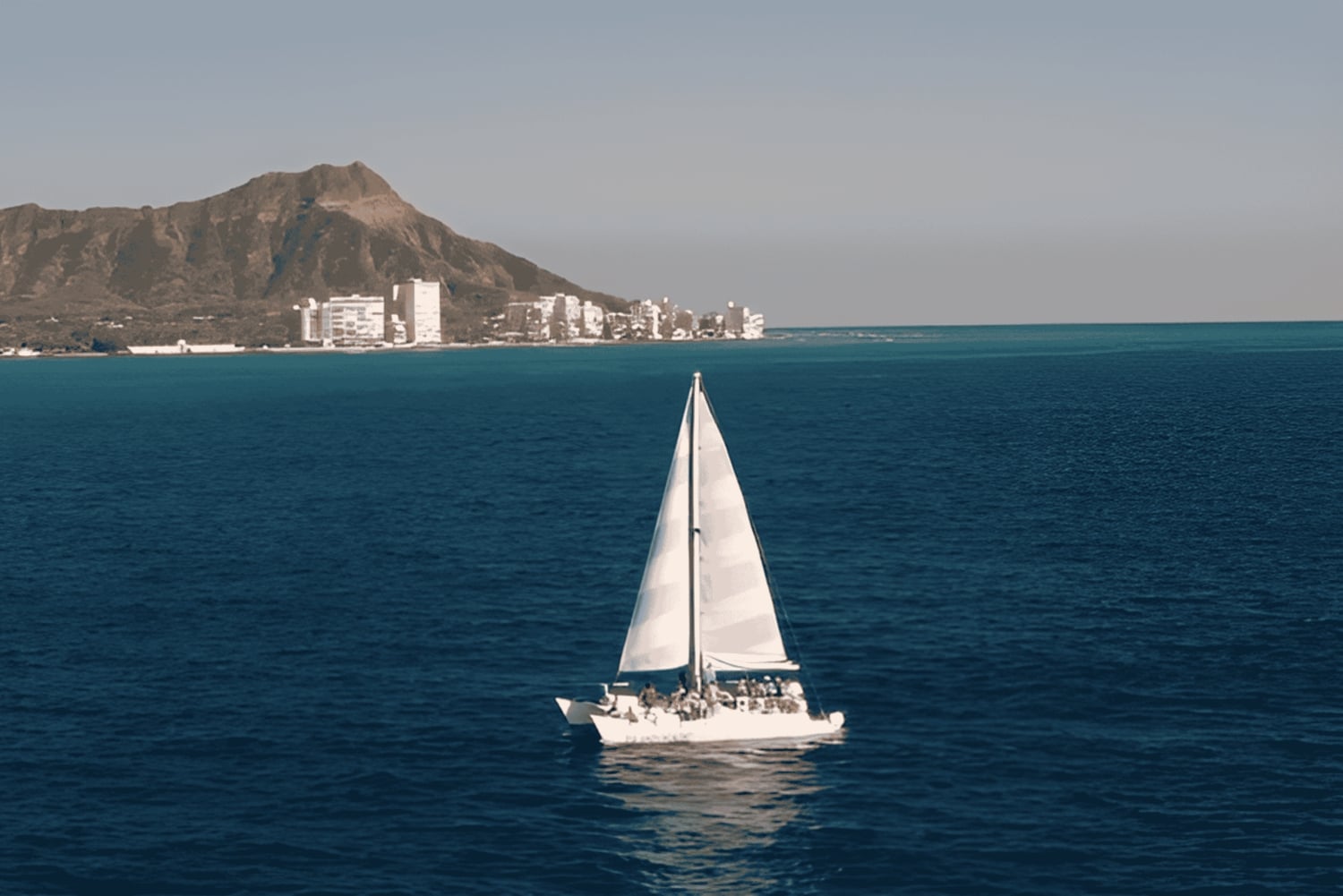 Passeio de barco de fim de semana em direção a Diamond Head