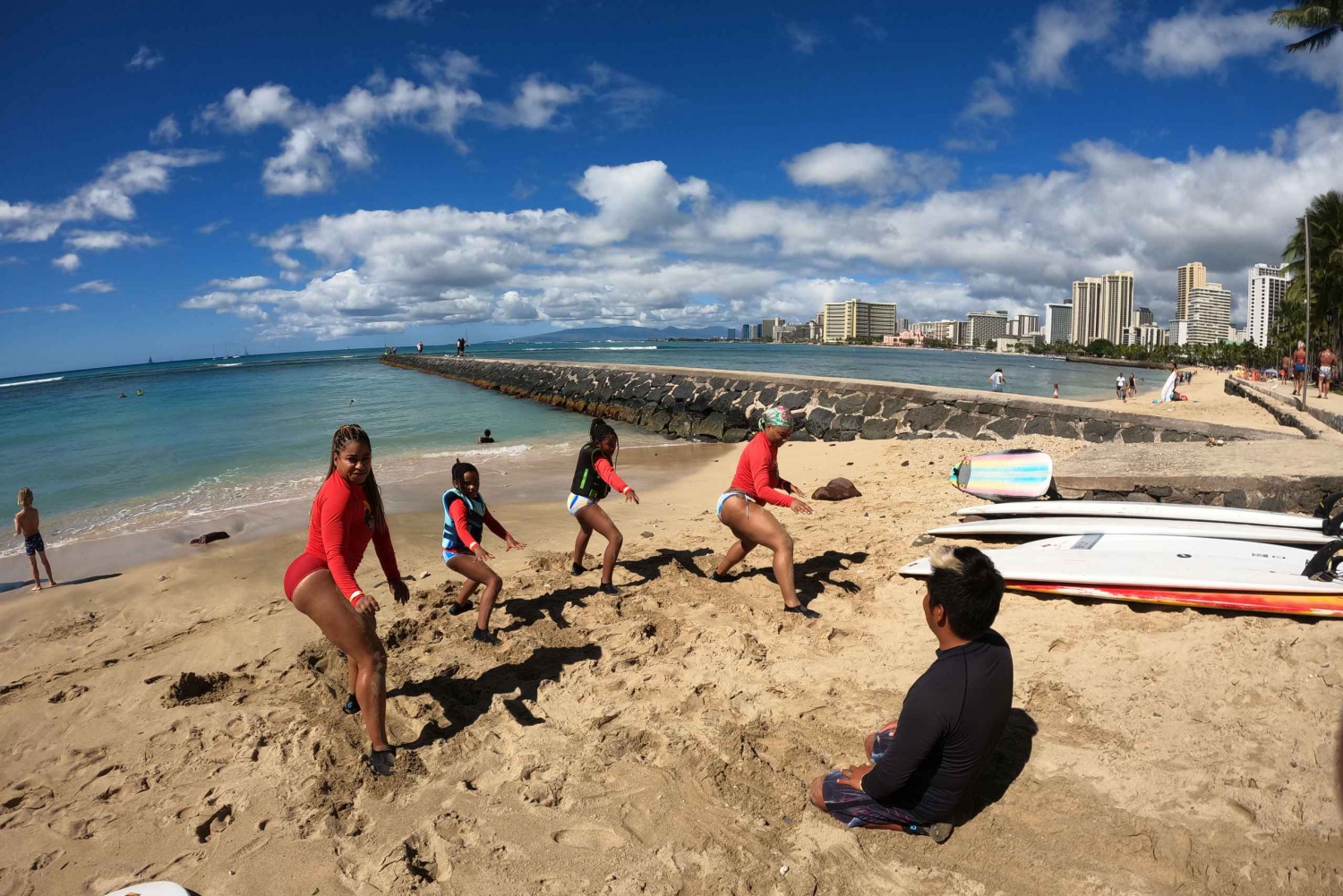 Surfinglektion för familj: 1 förälder, 1 barn under 13 år och andra