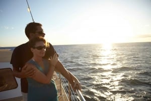 Au départ de Kona : Excursion en bateau au coucher du soleil à Honokohau avec boissons et collations