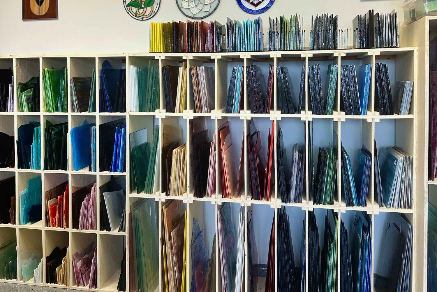 Hauska ja luova lasimaalausluokka ja työpaja