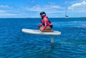 Hawaï: Elektrische draagvleugelboot groepsles surfen