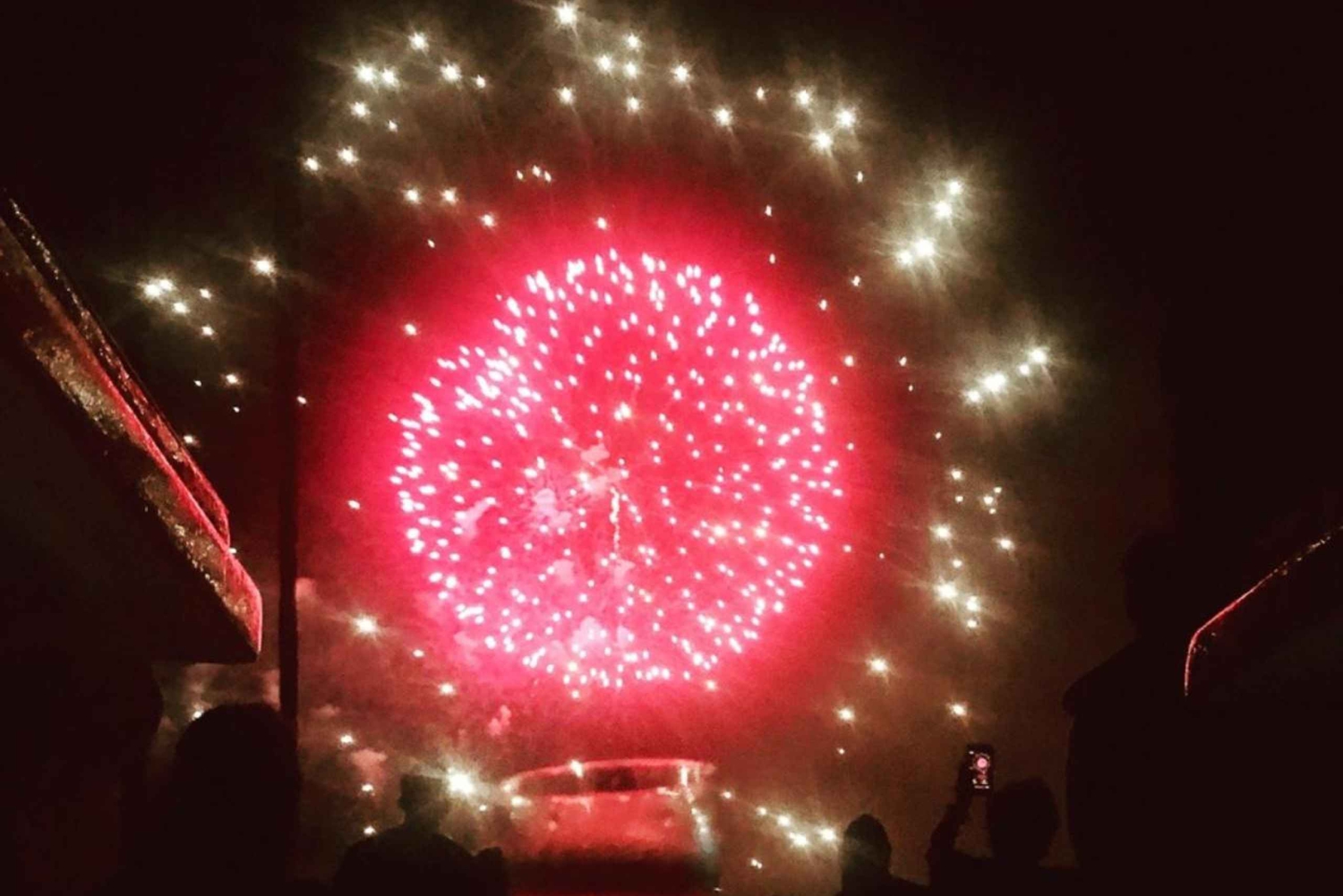 Honolulu: 1-tunnin perjantai-illan ilotulitusristeily juomineen.