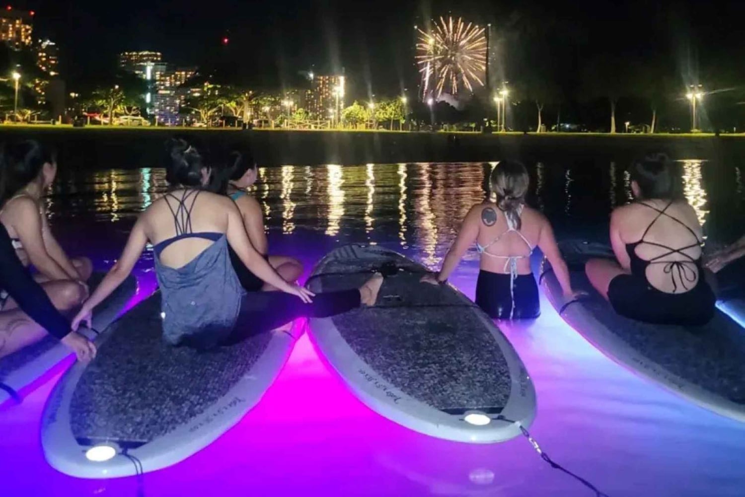 Honolulu: Lezione di yoga con i fuochi d'artificio e il flusso