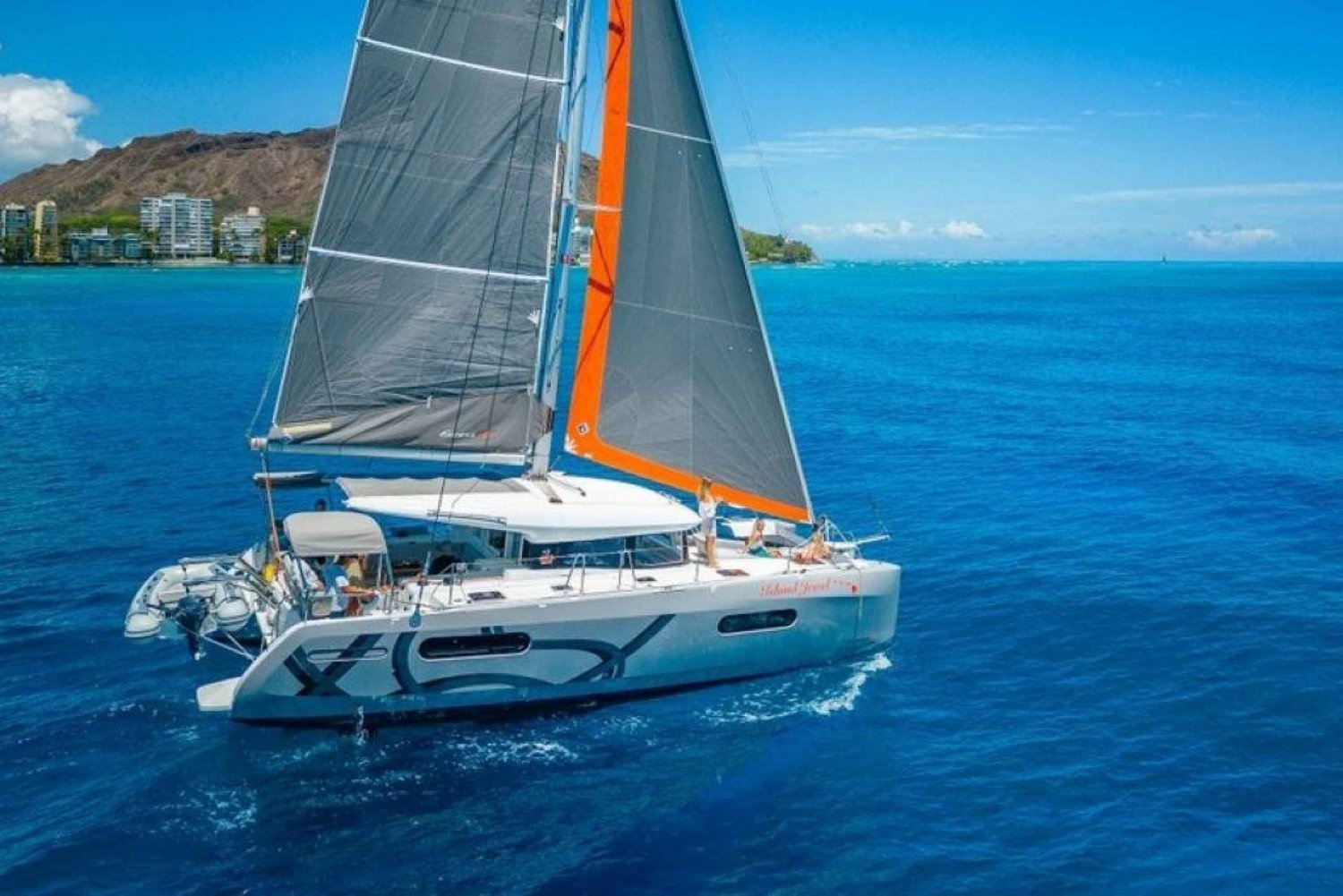 Honolulu: Island Jewel Luxury Catamaran Charter