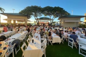 Honolulu: Cena y espectáculo Ka Moana Luau con transporte incluido.