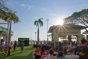 Honolulu: Cena y espectáculo Ka Moana Luau con transporte incluido.