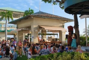 Honolulu: Cena y espectáculo Ka Moana Luau con transporte incluido.