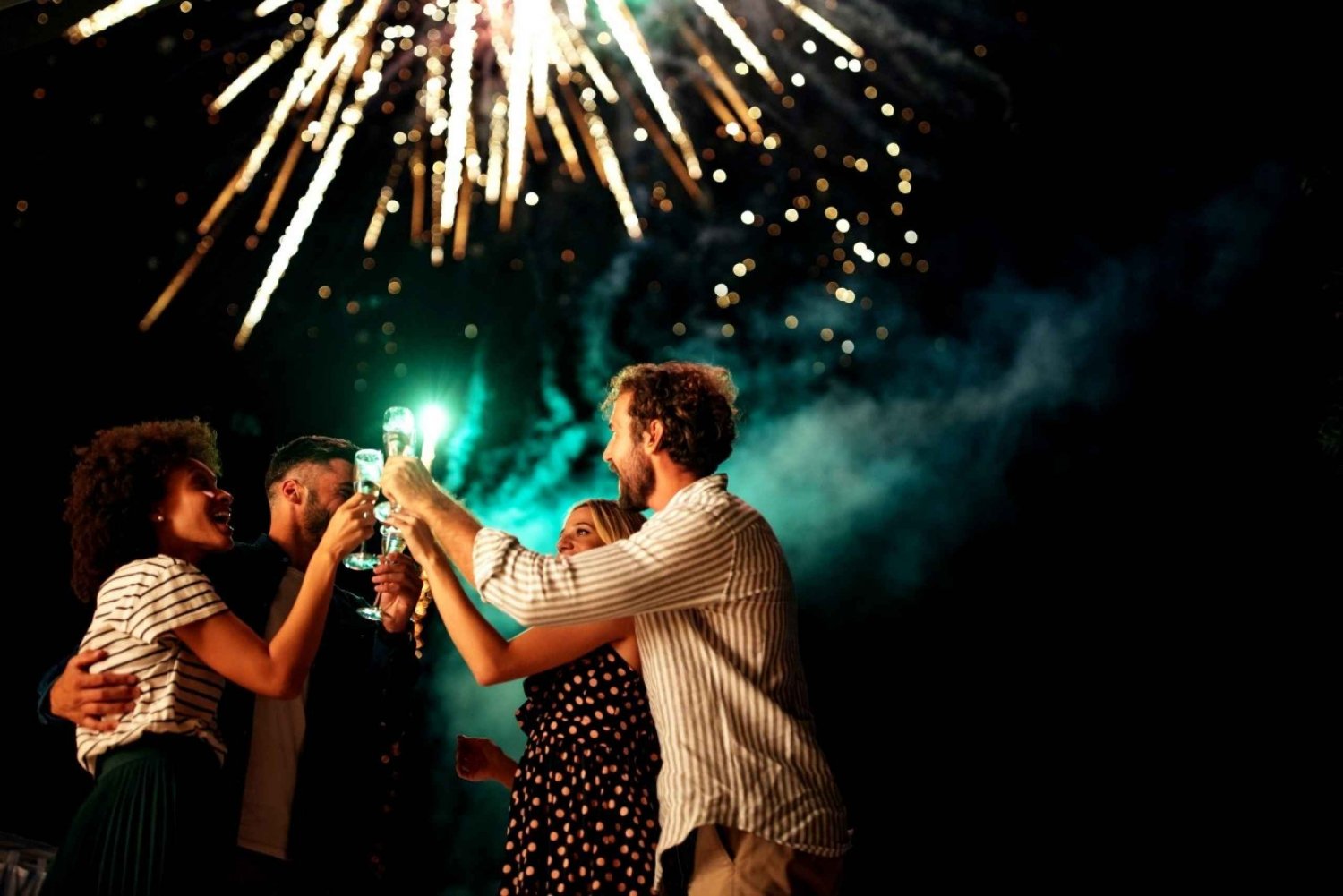 Honolulu New Year's Eve Fireworks Cruise with Drinks in Hawaii